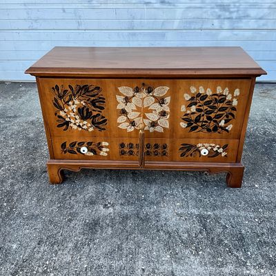 3707 Vintage Heritage 'Bayberry' Wooden Chest with Drop-Front Storage