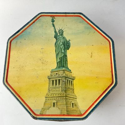 Vintage Loose-Wiles Biscuit Co. Statue of Liberty Octagonal Tin with Handle
