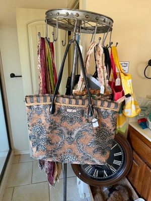 Lot 26: Bathroom & Purses Selection