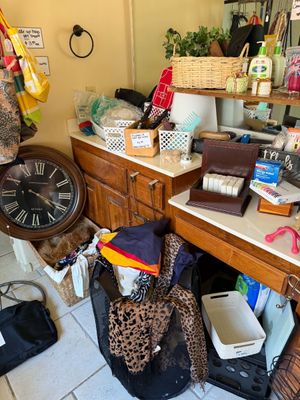 Lot 26: Bathroom & Purses Selection