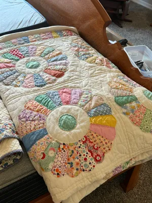 Vintage Dresden Plate quilt.