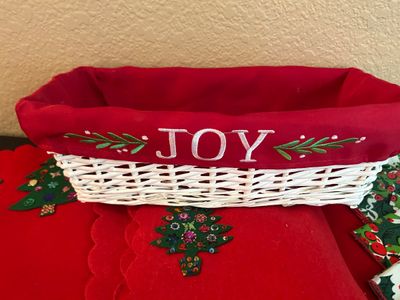 CHRISTMAS TABLE DRESSINGS