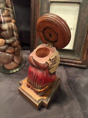 WOODEN HOME DECOR WITH LITTLE SOMBRERO LID FLIPPING MEN
