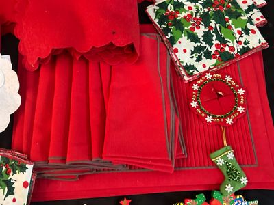 CHRISTMAS TABLE DRESSINGS