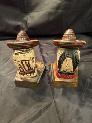 WOODEN HOME DECOR WITH LITTLE SOMBRERO LID FLIPPING MEN
