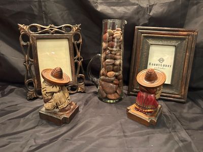 WOODEN HOME DECOR WITH LITTLE SOMBRERO LID FLIPPING MEN