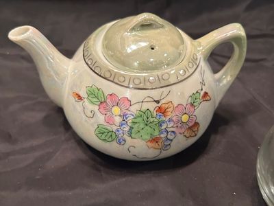 VINTAGE CHILDREN’S TEA SET