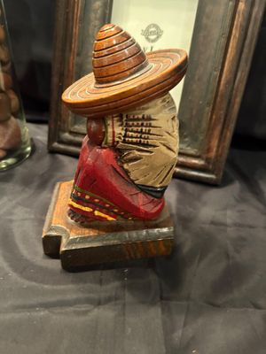 WOODEN HOME DECOR WITH LITTLE SOMBRERO LID FLIPPING MEN