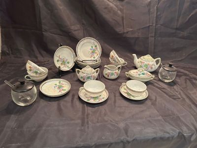VINTAGE CHILDREN’S TEA SET