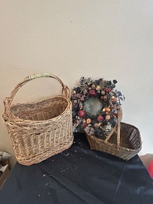 WICKER BASKETS AND DECORATIVE WREATH