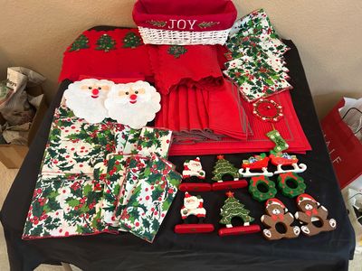 CHRISTMAS TABLE DRESSINGS