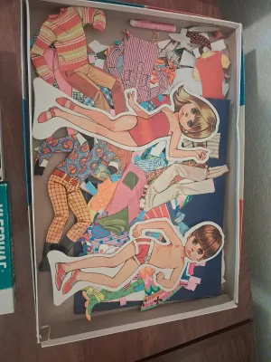 DOLLY DEARS, AND THE MODS PAPER DOLLS WITH CLOTHES