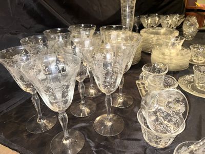 LARGE SET OF VINTAGE FOSTORIA NAVERRE PATTERN DEPRESSION GLASS