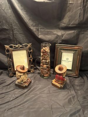 WOODEN HOME DECOR WITH LITTLE SOMBRERO LID FLIPPING MEN