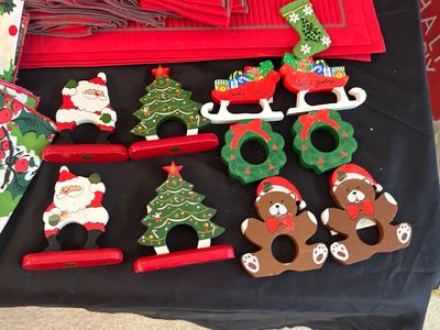 CHRISTMAS TABLE DRESSINGS