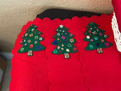 CHRISTMAS TABLE DRESSINGS