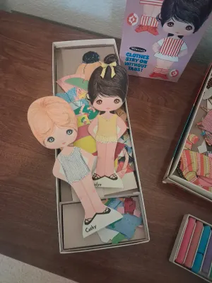 DOLLY DEARS, AND THE MODS PAPER DOLLS WITH CLOTHES
