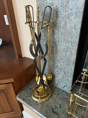 FIREPLACE TOOLS, DECORATIVE HANGING HORSESHOE, AND BRASS RACK