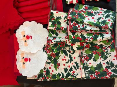 CHRISTMAS TABLE DRESSINGS