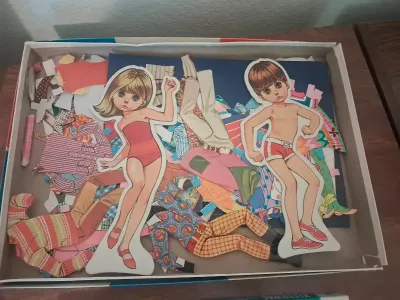 DOLLY DEARS, AND THE MODS PAPER DOLLS WITH CLOTHES