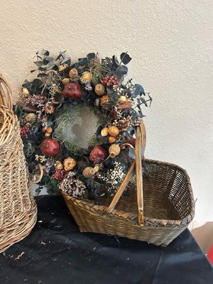 WICKER BASKETS AND DECORATIVE WREATH