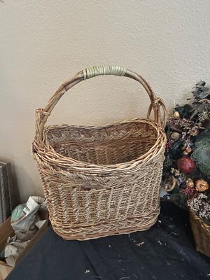WICKER BASKETS AND DECORATIVE WREATH