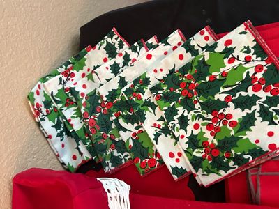 CHRISTMAS TABLE DRESSINGS