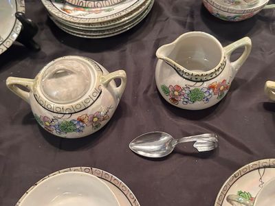VINTAGE CHILDREN’S TEA SET