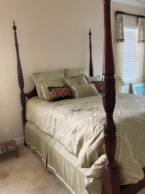 Henkel Harris Queen Four Poster Bed with Elaborately Carved Fluted Post. (Complete set)