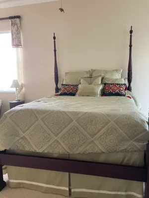 Henkel Harris Queen Four Poster Bed with Elaborately Carved Fluted Post. (Complete set)
