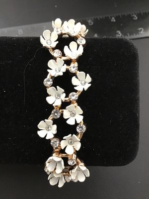 White Daisy Rhinestone Fashion Bracelet