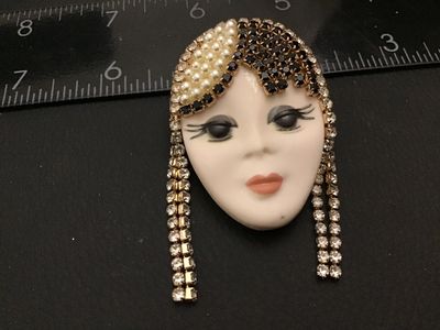 Rhinestone Face Brooch