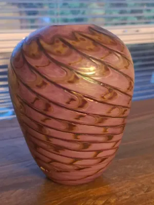 Art glass vase featuring a pink body with iridescent gold and brown pulled feather patterning, in excellent condition.