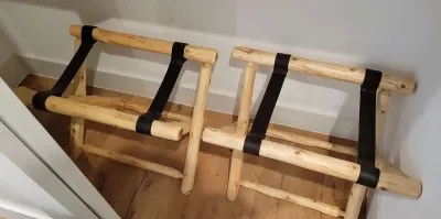 CEDAR LOG LUGGAGE RACK WITH LEATHER STRAPS