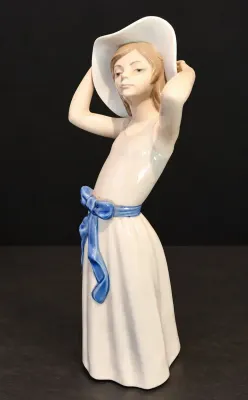 LLADRO "COY" GIRL WITH STRAW HAT FIGURINE #5011