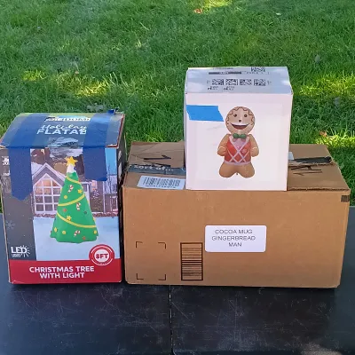 LOT 115: Inflatable 8ft Christmas Tree with Inflatable Gingerbread Men