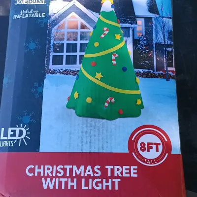 LOT 115: Inflatable 8ft Christmas Tree with Inflatable Gingerbread Men