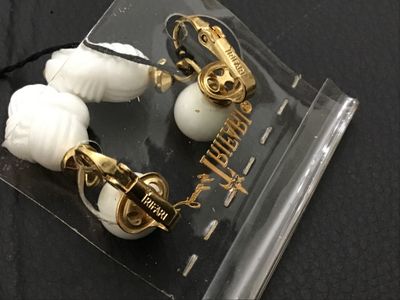 New-Vintage Trifari "Bahama Bobby" White Molded Bead Necklace & Earring Set