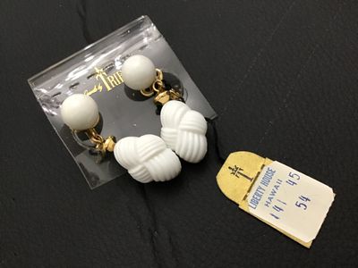 New-Vintage Trifari "Bahama Bobby" White Molded Bead Necklace & Earring Set