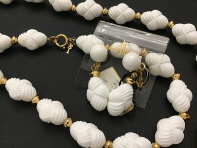 New-Vintage Trifari "Bahama Bobby" White Molded Bead Necklace & Earring Set