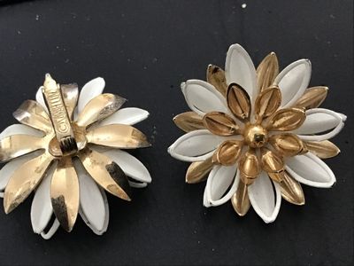 Vintage Sarah Coventry White Enamel & Gold Tone Flower Clip-On Earrings