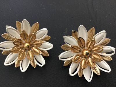 Vintage Sarah Coventry White Enamel & Gold Tone Flower Clip-On Earrings