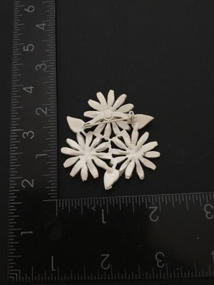 Vintage Enamel White Daisy Flower Brooch Pin