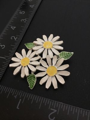 Vintage Enamel White Daisy Flower Brooch Pin