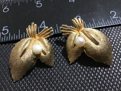 Vintage Gold-Tone Textured Leaf Clip-On Earrings with Faux Pearls