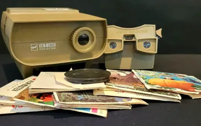 GAF VIEW MASTER MODEL 30 WITH ASSORTED PICTURE REELS