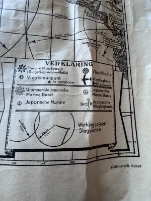 Sale Photo Thumbnail #153: A vintage World War II era military map of the Pacific Ocean ('Stille Oceaan') written in Dutch, titled 'Hoe groot is de Pacific?'. The map features a detailed legend ('Verklaring') indicating Allied and Japanese naval bases, airfields, and the operationa