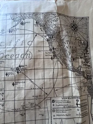 Sale Photo Thumbnail #156: A vintage World War II era military map of the Pacific Ocean ('Stille Oceaan') written in Dutch, titled 'Hoe groot is de Pacific?'. The map features a detailed legend ('Verklaring') indicating Allied and Japanese naval bases, airfields, and the operationa