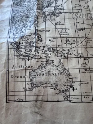 Sale Photo Thumbnail #154: A vintage World War II era military map of the Pacific Ocean ('Stille Oceaan') written in Dutch, titled 'Hoe groot is de Pacific?'. The map features a detailed legend ('Verklaring') indicating Allied and Japanese naval bases, airfields, and the operationa