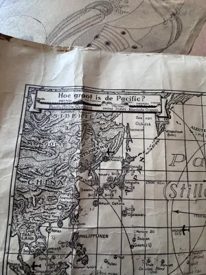Sale Photo Thumbnail #155: A vintage World War II era military map of the Pacific Ocean ('Stille Oceaan') written in Dutch, titled 'Hoe groot is de Pacific?'. The map features a detailed legend ('Verklaring') indicating Allied and Japanese naval bases, airfields, and the operationa